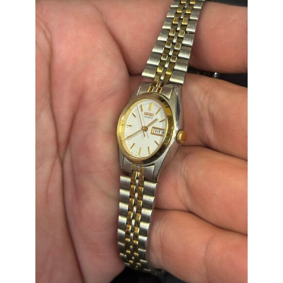 Seiko 7N83-0011 2-Tone Day/Date Womens Watch! New Battery! - Picture 6 of 9